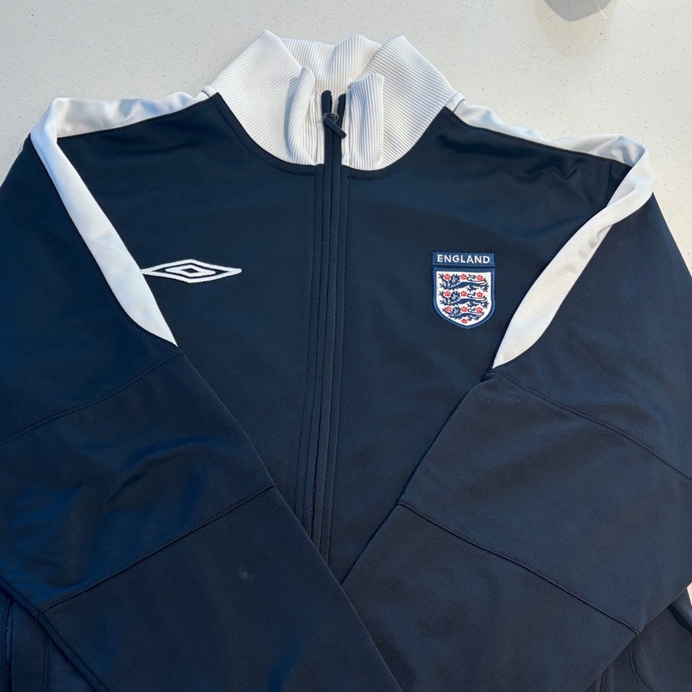 Umbro England dark blue Track Jacket. med